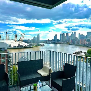 Beautiful View To Canary Wharf , O2 Arena , Near By Excel 3-beds Apartment